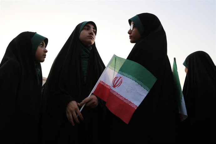 Archivo - Mujeres con una bandera iraní 