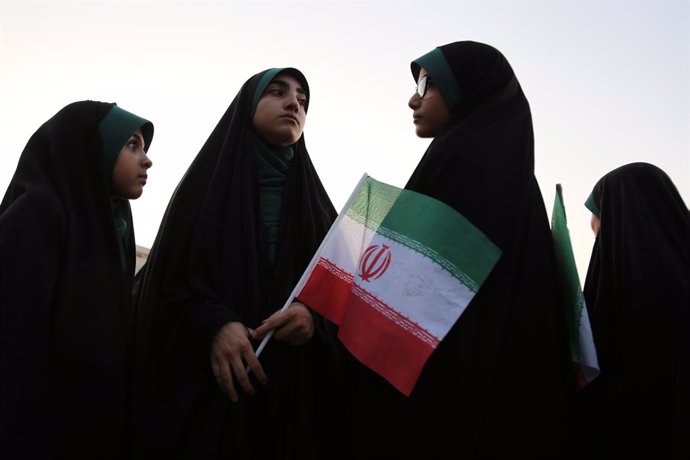 Archivo - July 25, 2024, Tehran, Iran: Iranian veiled women take part in a pro-hijab rally at the Stadium of Azadi in western Tehran. After the 1979 Iranian Revolution, Ayatollah Khomeini made the hijab mandatory for all Iranian women. Islam states that w