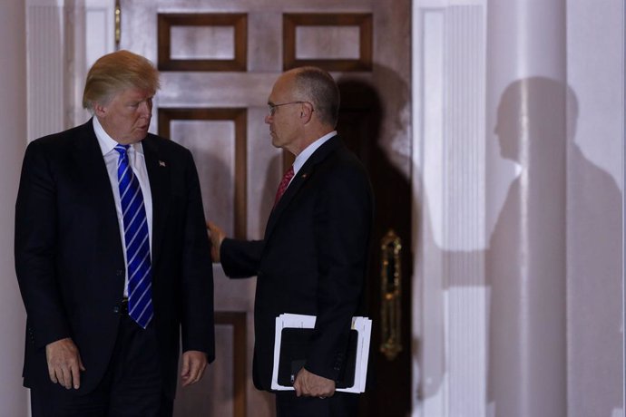 Archivo - Imagen de archivo del presidente de EEUU, Donald Trump, y el empresario Andrew Puzder