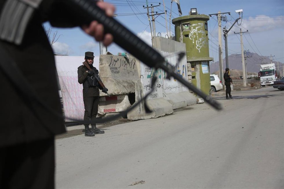 Archivo - Miembros de los talibán hacen guardia en un puesto de control en Kabul (archivo)