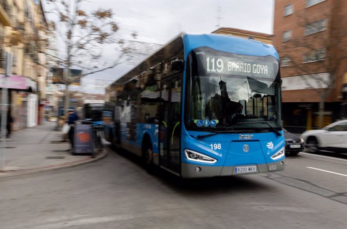 Un autobús de la EMT el día que son gratuitos, a 8 de enero de 2025, en Madrid (España). Los autobuses de EMT Madrid vuelven a ser gratuitos hoy con la vuelta a la normalidad y la vuelta a las clases tras las fiestas navideñas. La iniciativa para viajar d