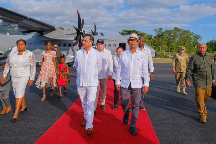 El presidente de Colombia, Gustavo Petro, y el presidente del Consejo Presidencial de Transición de Haití, Leslie Voltaire