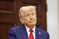 Trump no descarta que el Congreso investigue a Biden, ironizando con que éste no se haya "indultado a sí mismo"