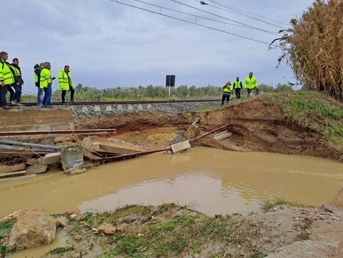 Imagen del Ministerio de Transportes sobre los daños registrados a principios de esta semana en la línea ferroviaria Sevilla-Huelva provocados por la lluvia de la borrasca Garoé