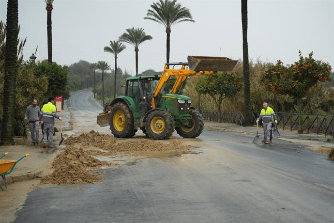 Imagen de archivo de una carretera anegada de barro y agua