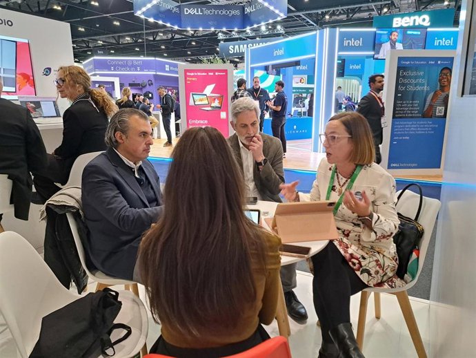 El conseller Vera, durante la visita.