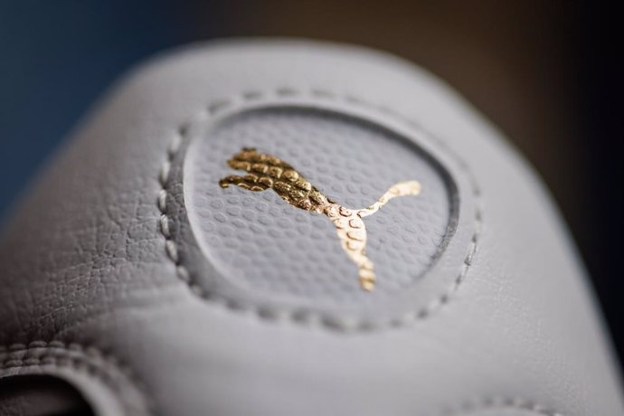 Archivo - FILED - 22 February 2024, Bavaria, Nuremberg: The logo of the sporting goods manufacturer Puma can be seen on one of the brand's shoes. Photo: Daniel Karmann/dpa