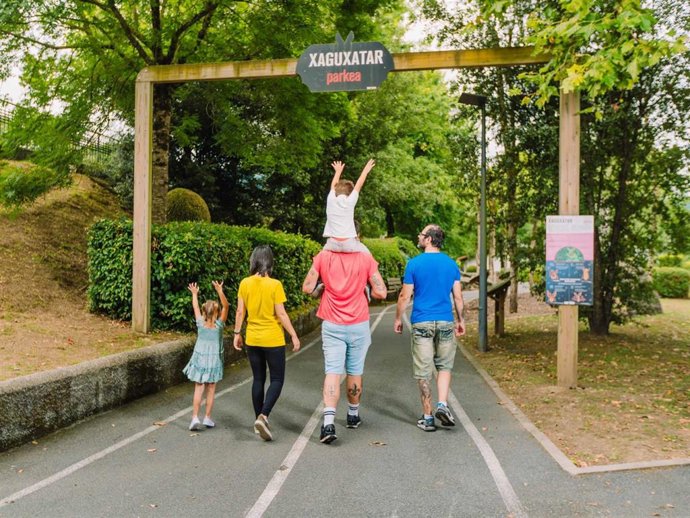 Archivo - Visitantes en el centro de Azpeitia