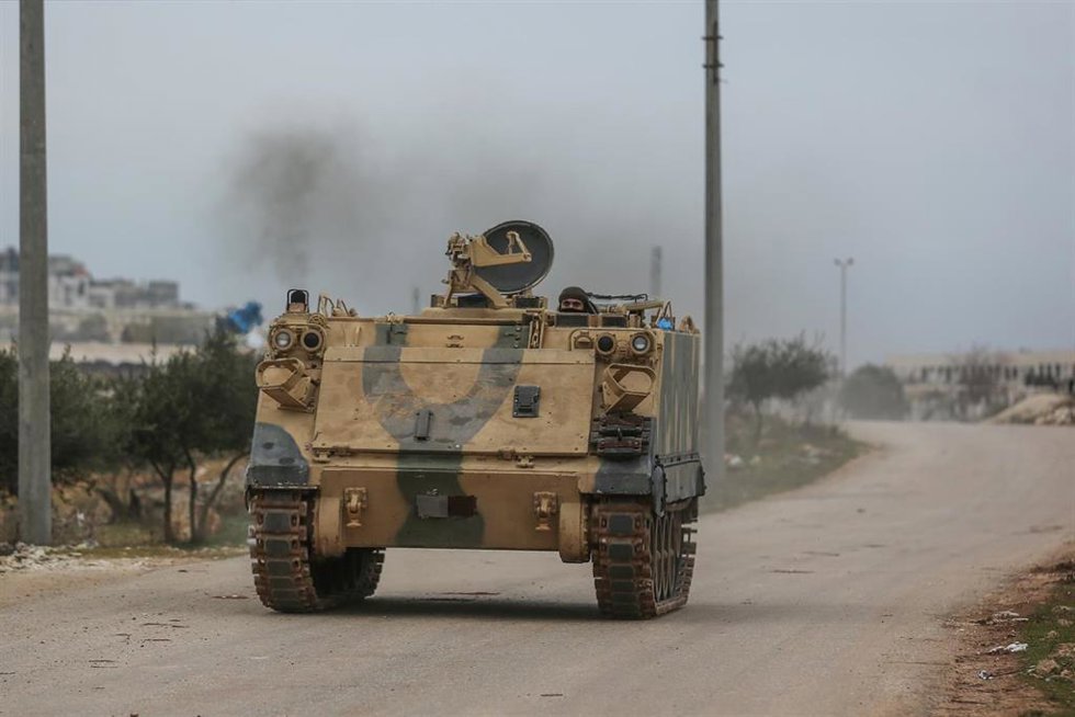 Archivo - Un rebelde en un vehículo blindado en la provincia de Idlib, en el noroeste de Siria (archivo)