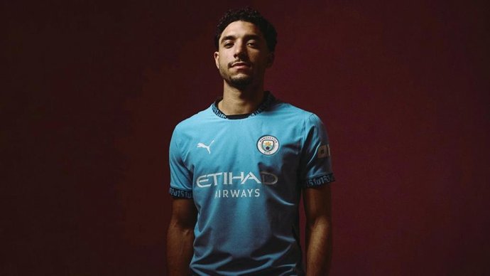 El atacante egipcio Omar Marmoush firma por el Manchester City hasta 2029.