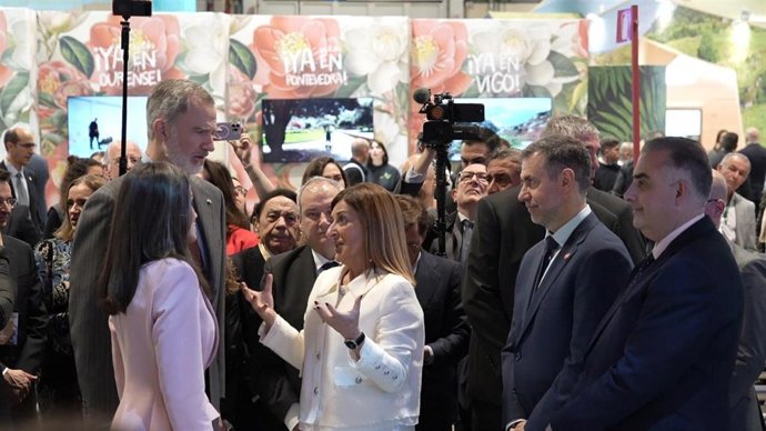 Visita de los Reyes al stand de Cantabria, recibidos por la presidenta regional, María José Sáenz de Buruaga, y varios consejeros