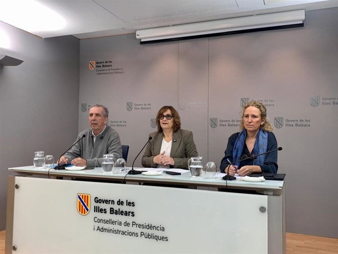 La consellera de Presidencia y Administraciones Públicas, Antònia Estarellas, en la rueda de prensa de presentación de la bolsa.