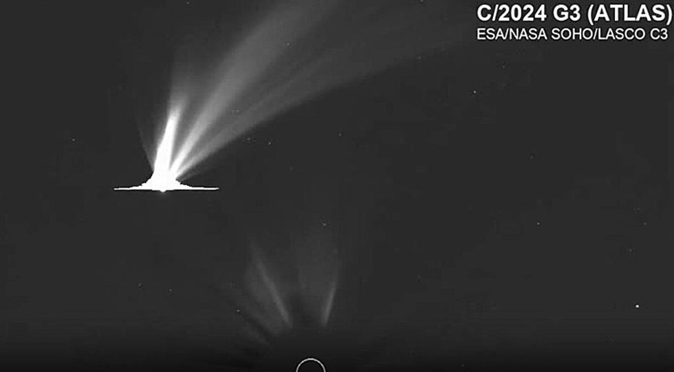 La cabeza del cometa se volvió tan brillante que abrumó el sensor de LASCO, creando bandas horizontales artificiales (conocidas como sangrado) en las imágenes.