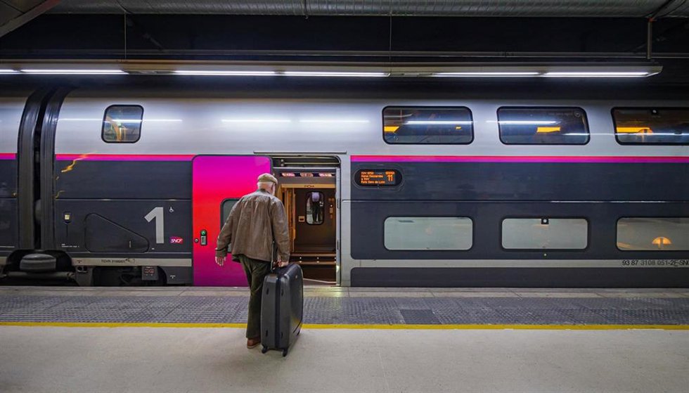 Un pasajero antes de embarcar en un tren de SNCF
