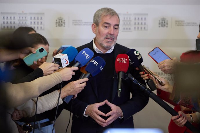 El presidente de Canarias, Fernando Clavijo, y el ministro de Política Territorial y Memoria Democrática, Ángel Víctor Torres, durante una reunión, en el Ministerio de Política Territorial y Memoria Democrática, a 9 de enero de 2025, en Madrid (España). D