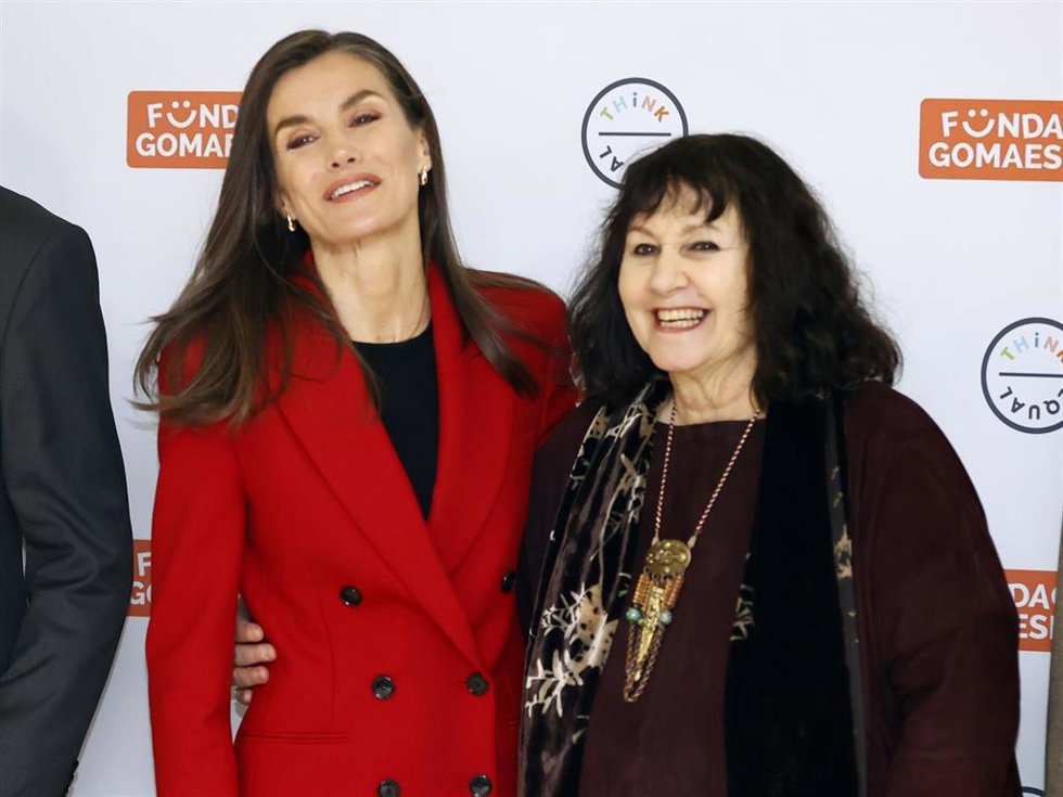 La reina Letizia posa junto a  Leslee Udwin, fundadora de Think Equal (R), durante su visita al colegio Cortes de Cádiz, incluido en el Think Equal
