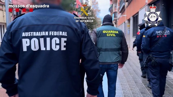 Agents de la Guàrdia Civil, els Mossos d'Esquadra i la Policia Federal australiana