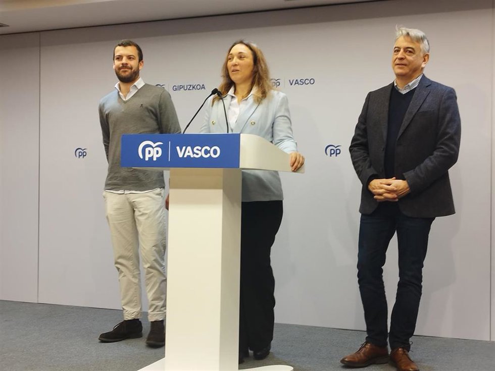 A la derecha Javier de Andrés acompañado de Muriel Larrea, presidenta del PP de Gipuzkoa, y Pablo Gómez, presidente de Nuevas Generaciones Euskadi.