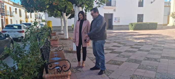 La diputada provincial de Cohesión Territorial, Teresa Jiménez y el alcalde de Peñaflor, José Ruiz Hermán.