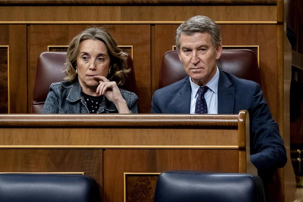 La secretaria general del Partido Popular, Cuca Gamarra, y el presidente del PP, Alberto Núñez Feijóo, durante una sesión plenaria extraordinaria, en el Congreso de los Diputados, a 22 de enero de 2025, en Madrid (España). El Congreso celebra el primer 