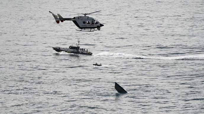 Equipos de la Guardia Civil en la zona donde se hundió parcialmente el semisumergible hallado en la Costa da Morte
