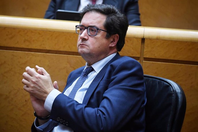 Archivo - El ministro para la Transformación Digital y de la Función Pública, Óscar López, durante una sesión de control al Gobierno en el Senado, a 3 de diciembre de 2024, en Madrid (España).