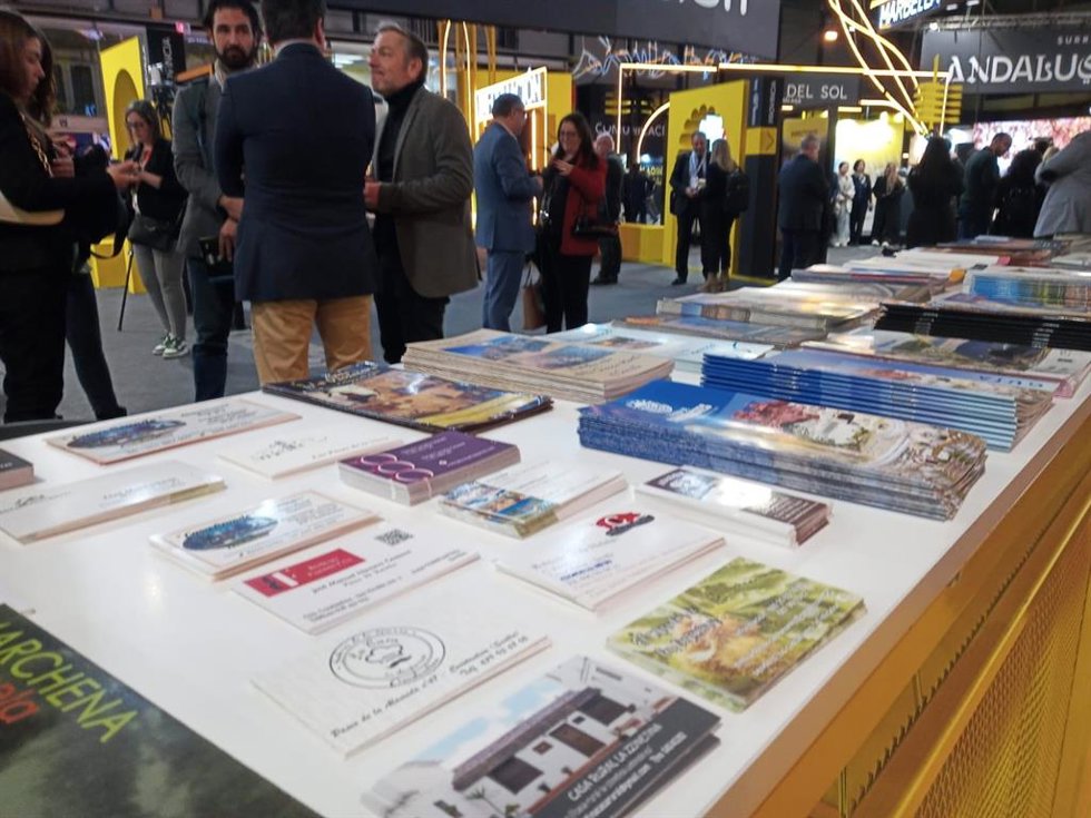 Información turística de los municipios sevillanos en el stand de la provincia en Fitur.