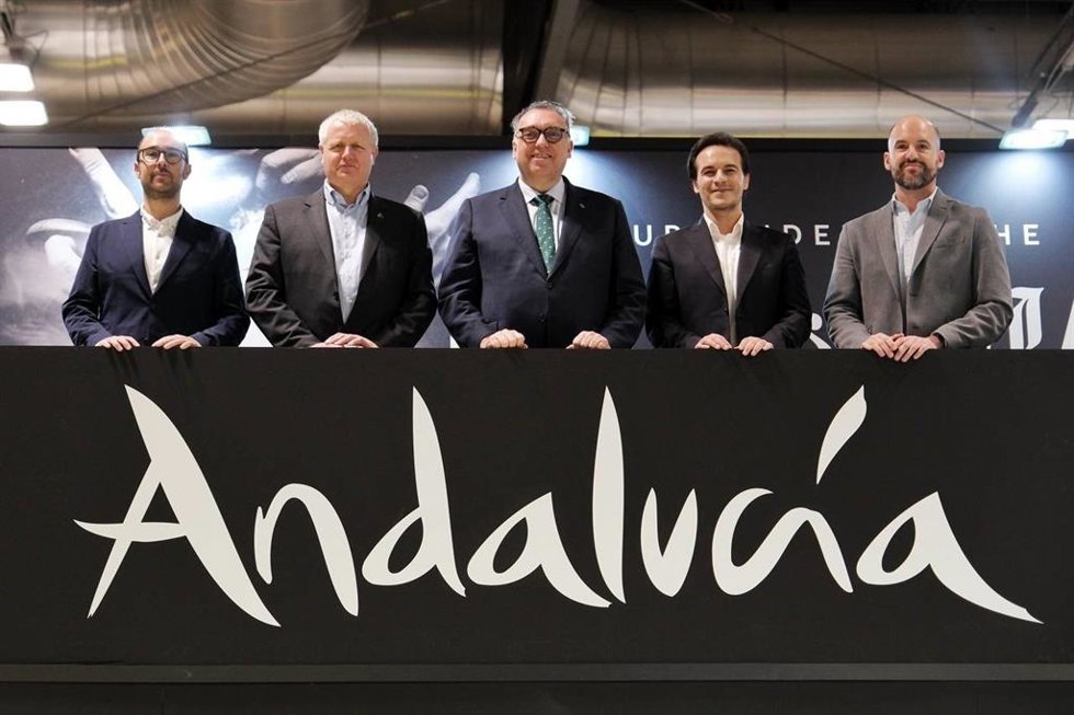 El consejero de Turismo y Andalucía Exterior, Arturo Bernal, ha presentado en Madrid durante la segunda jornada de Fitur la estrategia del Gobierno andaluz dirigida al desarrollo de "un turismo que garantice un impacto positivo y estable".