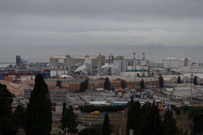 Vista general del lugar donde se produjo una explosión de un tanque inflamable, en el Puerto de Barcelona.