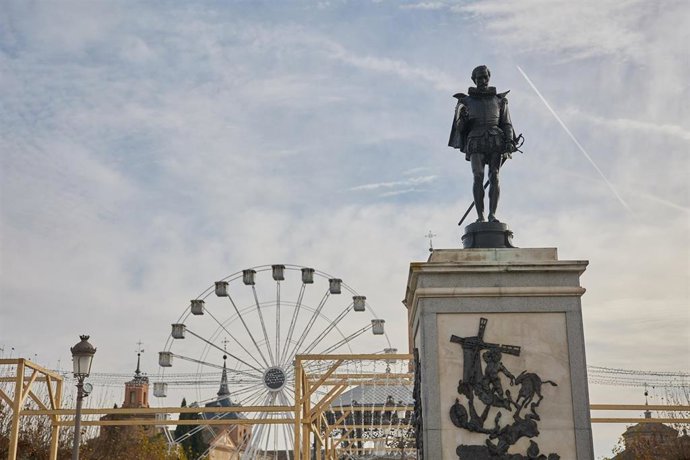 Archivo - Una noria en la plaza de Cervantes, a 28 de diciembre de 2023, en Alcalá de Henares, Madrid (España). 