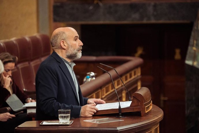 El diputado del BNG, Néstor Rego, interviene durante una sesión plenaria extraordinaria, en el Congreso de los Diputados, a 22 de enero de 2025, en Madrid (España). 