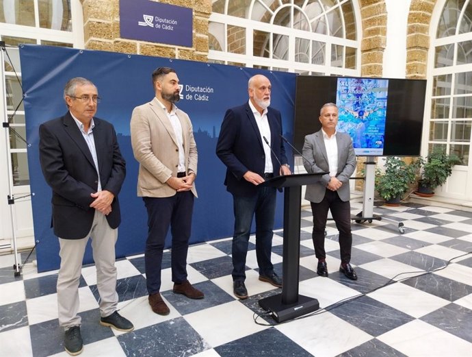 Archivo - El responsable de Deportes de la Diputación de Cádiz, Javier Vidal, presenta el 40 Campeonato de Andalucía de Natación Infantil-Júnior en una imagen de archivo.