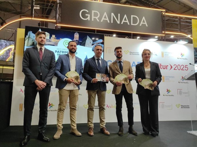 El presidente de la Diputación de Granada, Francis Rodríguez, en el centro en la imagen, ha asistido a la presentación del paquete turístico 'Todos los caminos llevan a Granada' en Fitur 2025