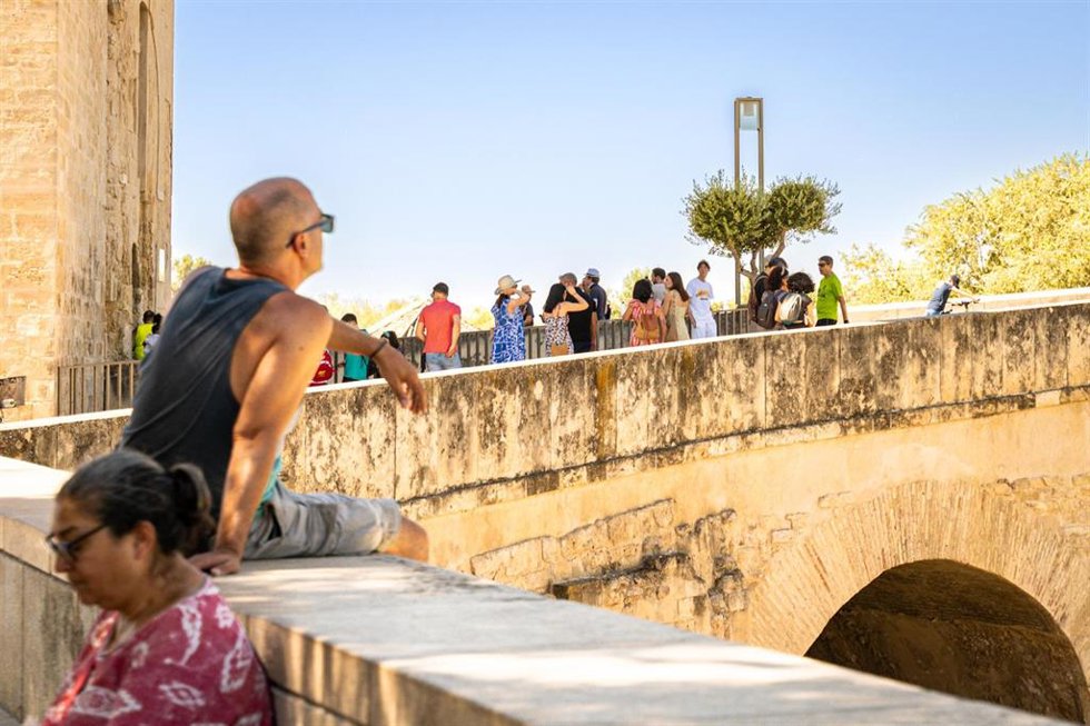 Archivo - Turistas en España