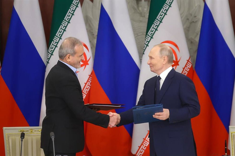 Los presidentes de Rusia e Irán, Vladimir Putin (d) y Masud Pezeshkian (i), se estrechan la mano tras la firma de un acuerdo de asociación estratégica en Moscú (archivo)