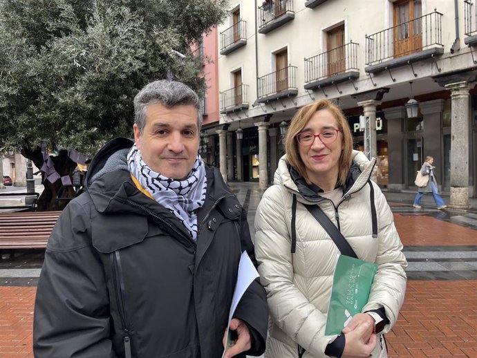 El concejal de VTLP, Jonathan Racionero; y la concejala de VTLP, Rocío Anguita, presentan una moción de transporte que llevarán al pleno del lunes