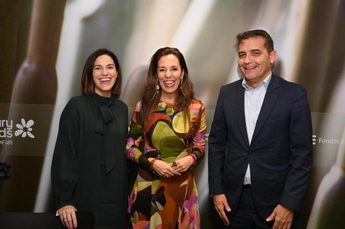 La consejera de Turismo de Canarias, Jessica de León, en el centro con el CEO  de Iberia Express, Carlos Gómez, en Fitur