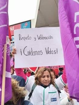 Una trabajadora del Servicio de Ayuda a Domicilio sostiene una pancarta durante la concentración frente a la Asamblea de Madrid, en la capital, el 23 de enero de 2025.