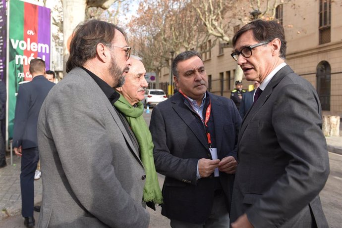 El president de la Generalitat, Salvador Illa, amb el secretari general de la UGT, Pepe Álvarez; el secretari general de la UGT de Catalunya, Camil Ros, i el president del sindicat, Matías Carnero