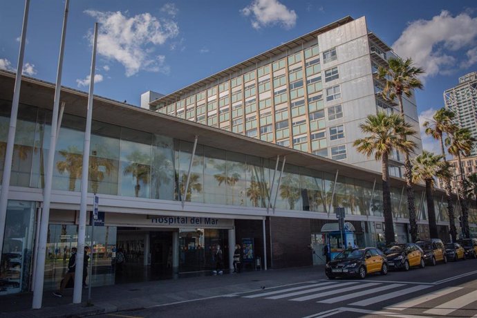 Archivo - Fachada del Hospital del Mar mientras la ciudad continúa en la fase cero de la desescalada en la novena semana del estado de alarma decretado por el Gobierno por la pandemia del Covid-19, en Barcelona/Cataluña (España) a 12 de mayo de 2020.