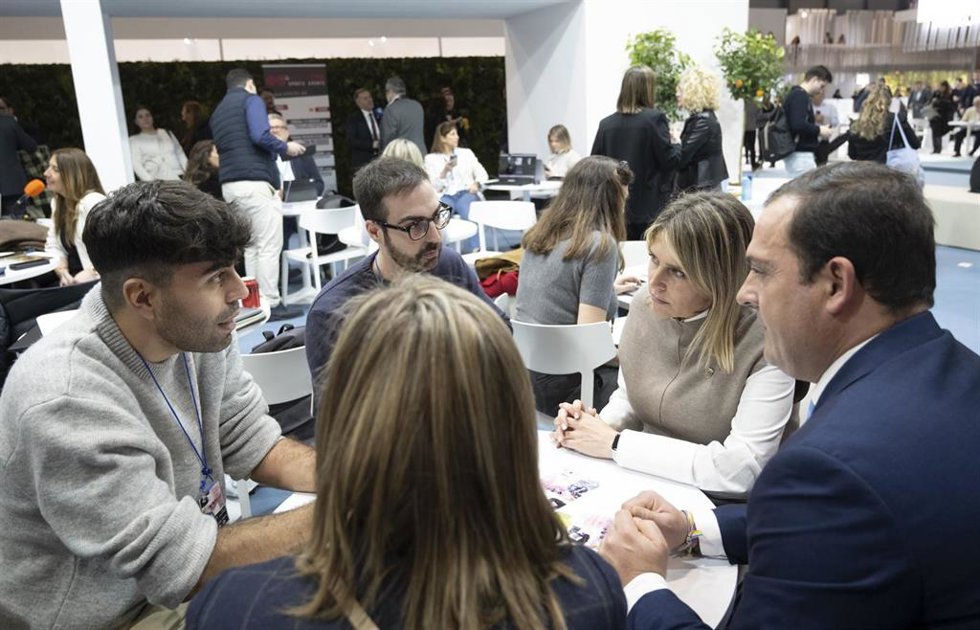 Reunión de Marta Barrachina con Konsak Producciones en Fitur