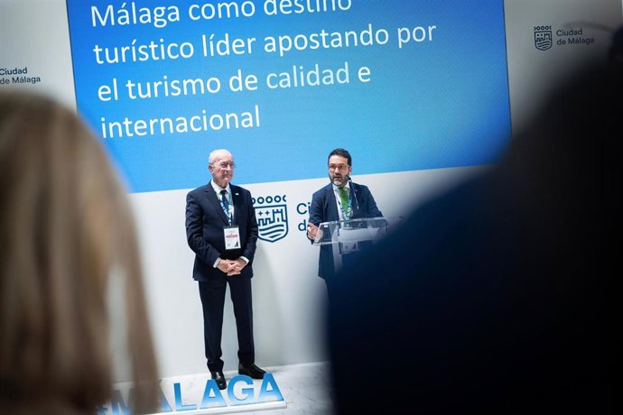 El alcalde, Francisco de la Torre, acompañado del concejal de Turismo y Promoción de la Ciudad, Jacobo Florido, presentan avance del Plan Estratégico de Turismo de Málaga 2025-2028.