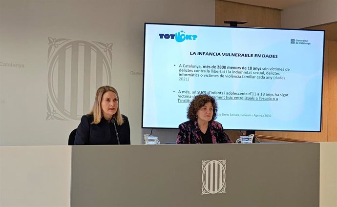 La consellera de Derechos Sociales e Inclusión, Mònica Martínez Bravo, y la secretaria de Infancia, Adolescencia y Juventud,Teresa Llorens, en la rueda de prensa de este jueves.