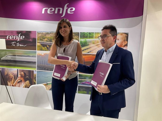 Blanca Jiménez durante la firma con Renfe para renovar el tren temático 'José Zorrilla'.