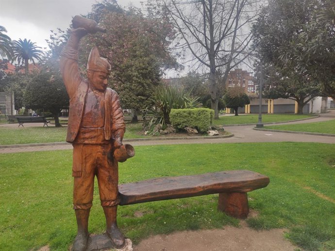 Archivo - Escultura de un escanciador en Villaviciosa, sidra