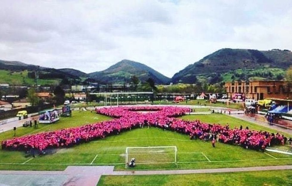 Archivo - Intento de batir el guinness del lazo rosa humano más grande en Los Corrales