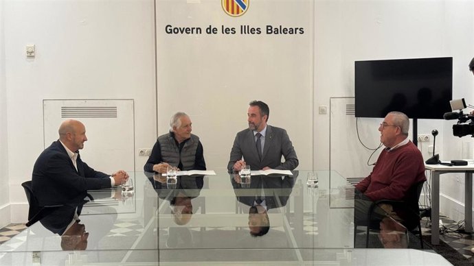 El conseller de Vivienda, Movilidad y Territorio, José Luis Mateo, en la firma del convenio entre el Ibavi y Aspanob.