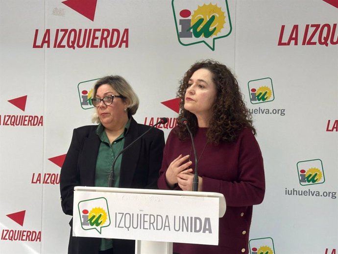 La portavoz del Grupo Parlamentario Por Andalucía, Inma Nieto, este jueves en rueda de prensa en Huelva, acompañada por la concejala Mónica Rossi.