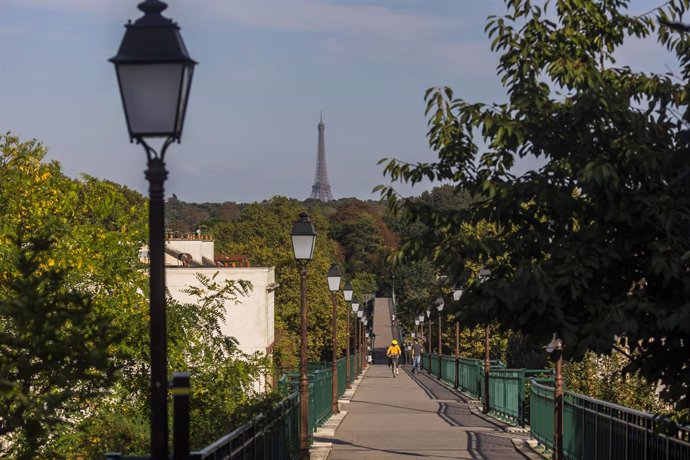 Archivo - September 20, 2024, Paris, France, France: Saint Cloud, France September 20, 2024 - View from Passerelle de l Avre (Avre footbridge), overlooking Bois de Boulogne and the Eiffel Tower..VUE DE PARIS, ILLUSTRATION, NATURE, PIETONS, HAUTS DE SEINE,