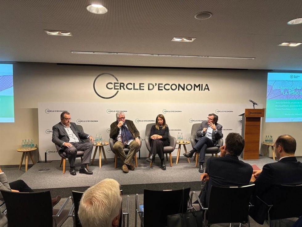 (I-D) El vicepresidente ejecutivo del Área Metropolitana de Barcelona, Antonio Balmón, la presidenta de la Associació Catalana de Municipis (ACM) y alcaldesa de La Garriga (Barcelona), Meritxell Budó y el alcalde de Martorell (Barcelona), Xavier Fonollo